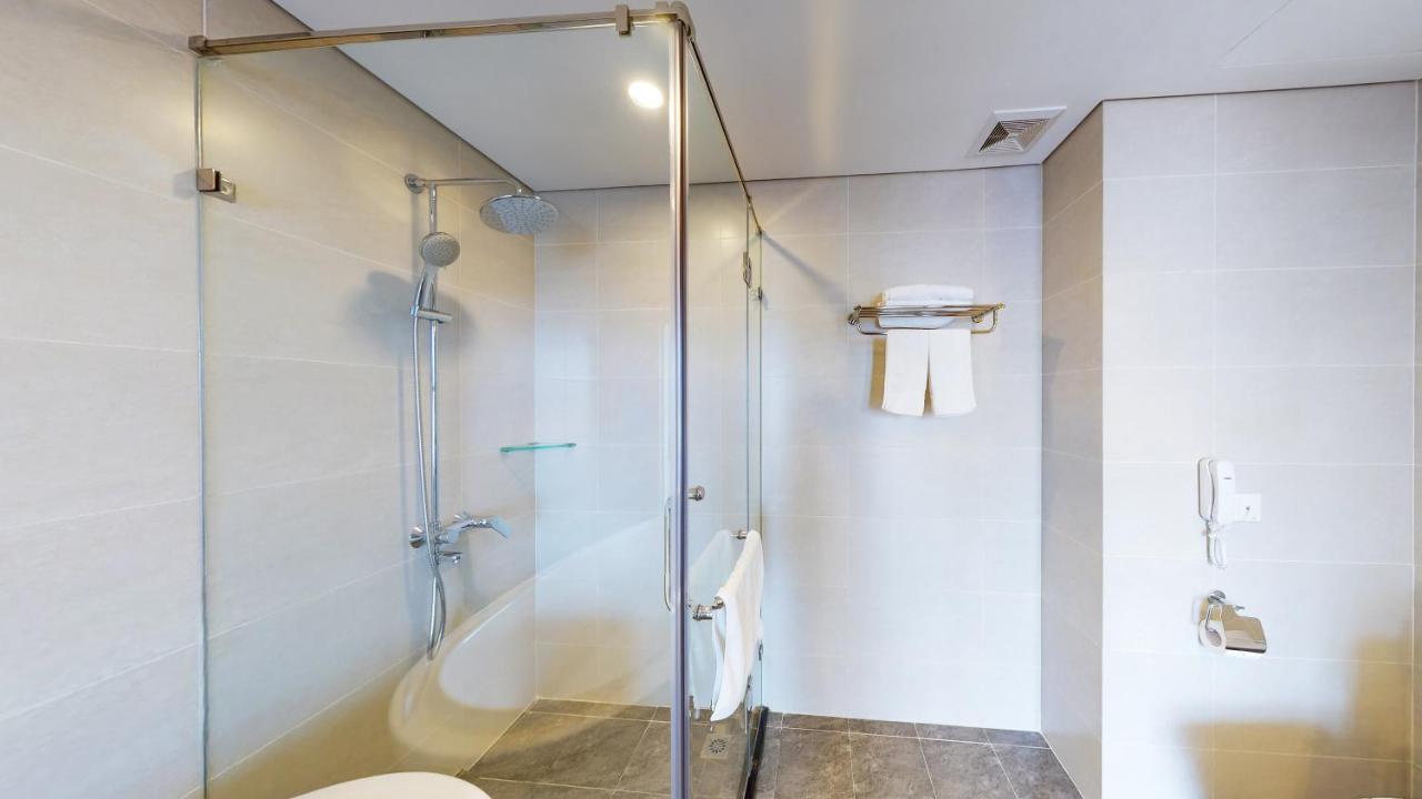 Cau Giay Hotel - By Bay Luxury Ханой Екстериор снимка