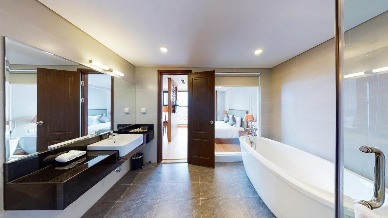 Cau Giay Hotel - By Bay Luxury Ханой Екстериор снимка