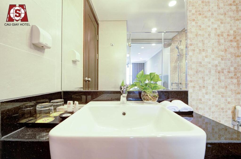 Cau Giay Hotel - By Bay Luxury Ханой Екстериор снимка